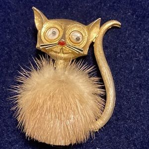 Signed Vintage 1960s Jj Jonette brushed gold tone cat pin w/fur and googly eyes